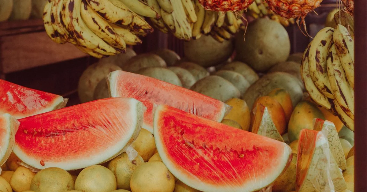 Superbe étalage de bananes, de pastèques et d'ananas sur un marché au Nigéria.